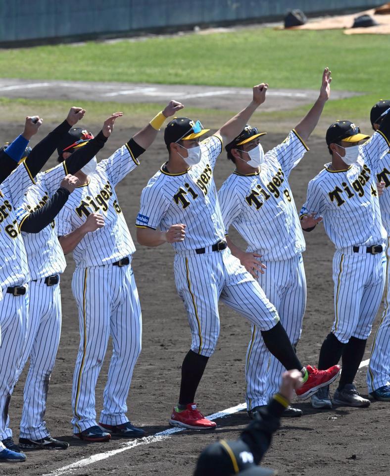 キャンプを打ち上げ、ラパンパラで締める佐藤輝（中央）ら阪神ナイン（撮影・山口登）