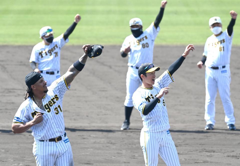 ラパンパラで充実のキャンプを締める近本、マルテら阪神ナイン（撮影・飯室逸平）