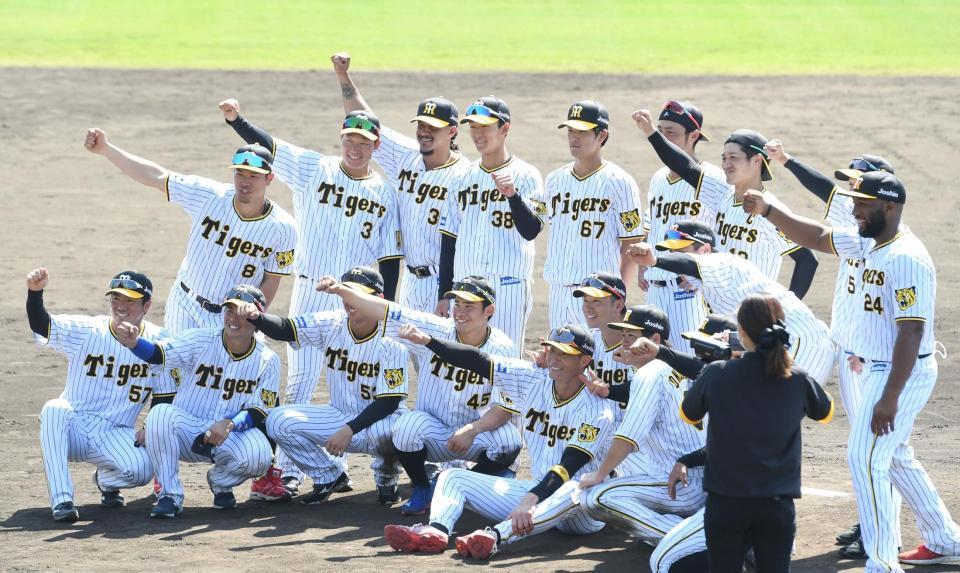 　充実のキャンプを打ち上げポーズを決める阪神ナイン（撮影・飯室逸平）