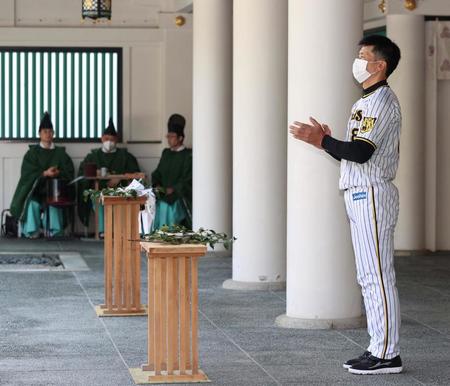 　西宮神社で必勝祈願する矢野監督（代表撮影）