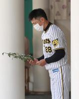 　西宮神社で玉串を奉納する矢野監督（代表撮影）