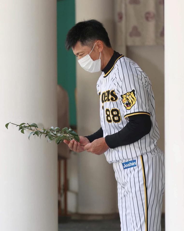 　西宮神社で玉串を奉納する矢野監督（代表撮影）