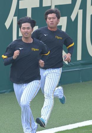 　阪神・浜地（手前）と共にダッシュする桐敷（撮影・高部洋祐）