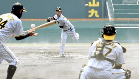 　投内連係で水蒸気が立ちこめるマウンドから投げ込む阪神・桐敷（撮影・田中太一）