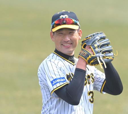 　キャッチボール中、笑顔を見せる阪神・岩崎（撮影・高部洋祐）