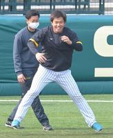 　初の甲子園練習で汗を流す桐敷（手前）