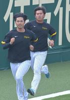 　阪神・浜地（手前）と共にダッシュする桐敷（撮影・高部洋祐）