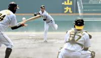 　投内連係で水蒸気が立ちこめるマウンドから投げ込む阪神・桐敷（撮影・田中太一）