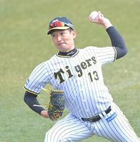 　キャッチボールする阪神・岩崎（撮影・高部洋祐）