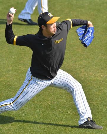 　キャッチボールで汗を流す青柳（撮影・神子素慎一）