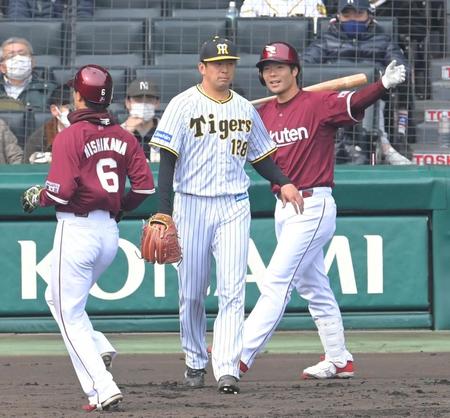 　５回、勝ち越し犠飛を打たれ、西川（左）の生還を許す渡辺（中央）＝撮影・高部洋祐