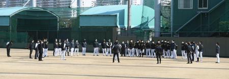 　練習前に集まる選手と関係者（撮影・石井剣太郎）