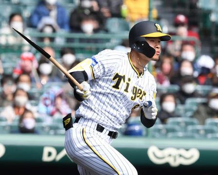 　１回、バットを折りながら先制打を放つ佐藤輝（撮影・田中太一）