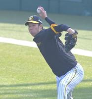 試合前、キャッチボールする青柳（撮影・高部洋祐）