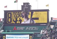 ４番右翼でスタメンの佐藤輝（撮影・田中太一）