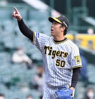 　打球を指し示す青柳（撮影・田中太一）