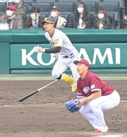 　７回、高田孝（手前）から二塁打を放ち、駆け出す佐藤輝（撮影・高部洋祐）