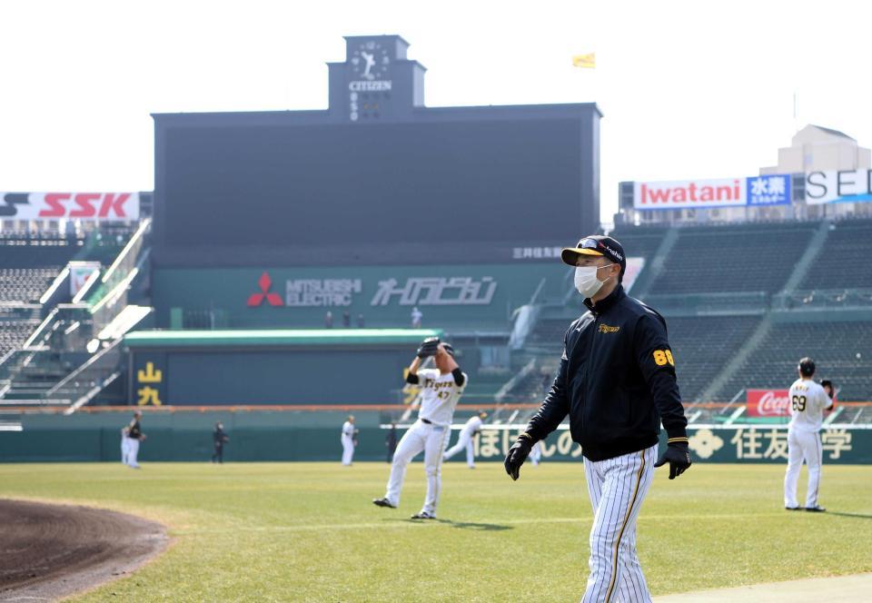 　投手陣がキャッチボールをする中、内野へ移動する矢野監督（撮影・田中太一）