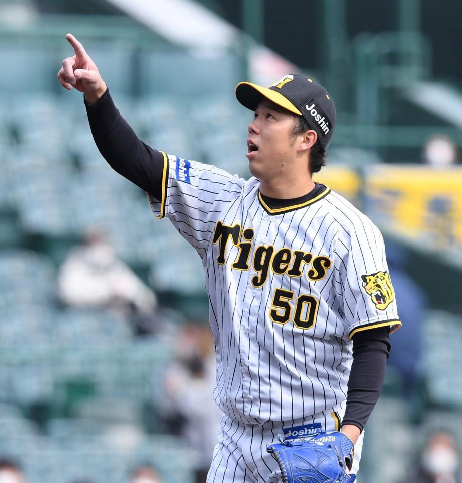 　打球を指し示す青柳（撮影・田中太一）