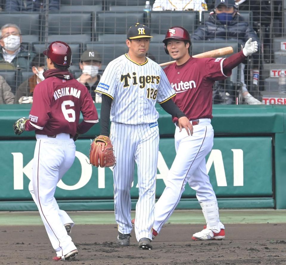 　５回、勝ち越し犠飛を打たれ、西川（左）の生還を許す渡辺（中央）＝撮影・高部洋祐