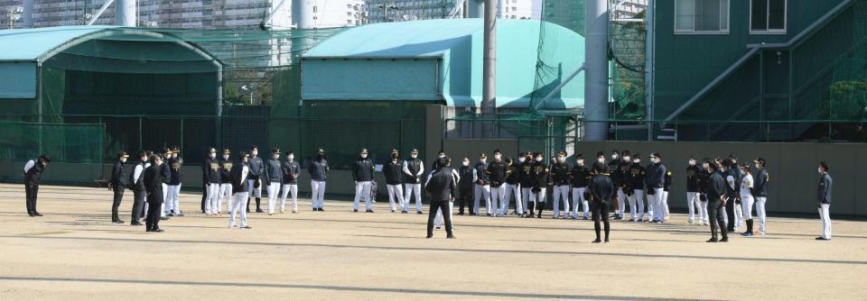 　練習前に集まる選手と関係者（撮影・石井剣太郎）