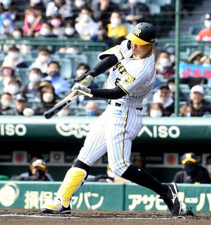 　１回、バットを折られながらも右前に先制打を放つ佐藤輝（撮影・飯室逸平）