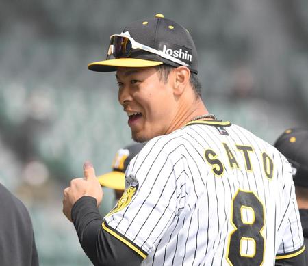 　１回、先制打を放ち守備につく際、笑顔を見せる佐藤輝