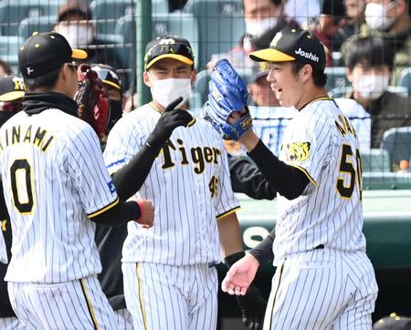 　２回、笑顔でナインを迎える青柳（右）