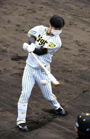 　打撃練習する中野