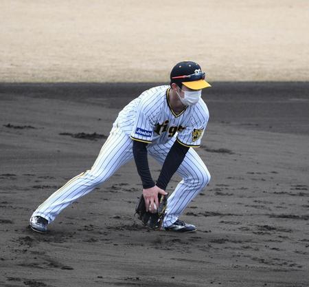 　ノックを受ける中野（撮影・石井剣太郎）