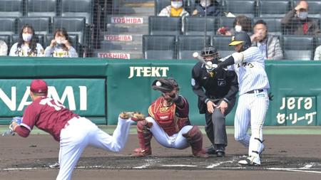 　１回、則本（左）の前に空振り三振に倒れる大山（撮影・高部洋祐）