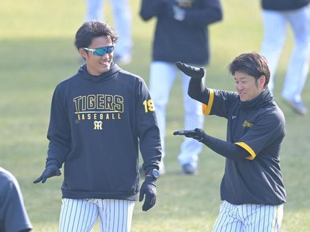 　試合前、岩貞（右）と談笑する藤浪（撮影・高部洋祐）