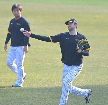 　試合前にキャッチボールするガンケル。左は桐敷（撮影・高部洋祐）