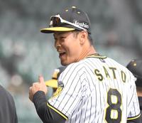 　１回、先制打を放ち守備につく際、笑顔を見せる佐藤輝