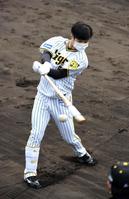 　打撃練習する中野