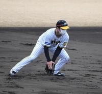 　ノックを受ける中野（撮影・石井剣太郎）