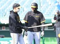 　試合前、大山（右）に声をかける矢野監督（撮影・飯室逸平）