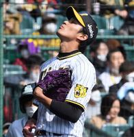 　１回、適時打を許し、天を仰ぐ藤浪（撮影・田中太一）