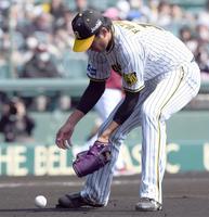 　１回、犠打をはじく藤浪（撮影・田中太一）