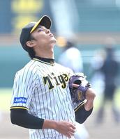 　１回、タイムリーを打たれ、悔しがる藤浪（撮影・飯室逸平）