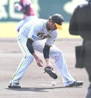 　１回、バント処理をミスする藤浪（撮影・飯室逸平）