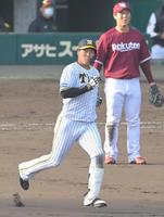 　９回、二飛に倒れる大山（撮影・高部洋祐）