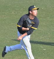 　試合前にキャッチボールする桐敷（撮影・高部洋祐）