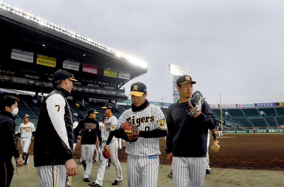 　試合後、照明をつけて練習し引き揚げる佐藤輝（右）＝撮影・田中太一