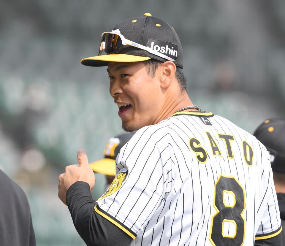 　１回、先制打を放ち守備につく際、笑顔を見せる佐藤輝