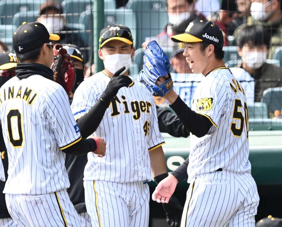 　２回、笑顔でナインを迎える青柳（右）