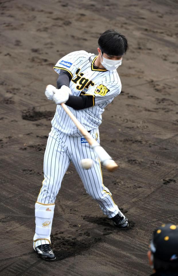 　打撃練習する中野