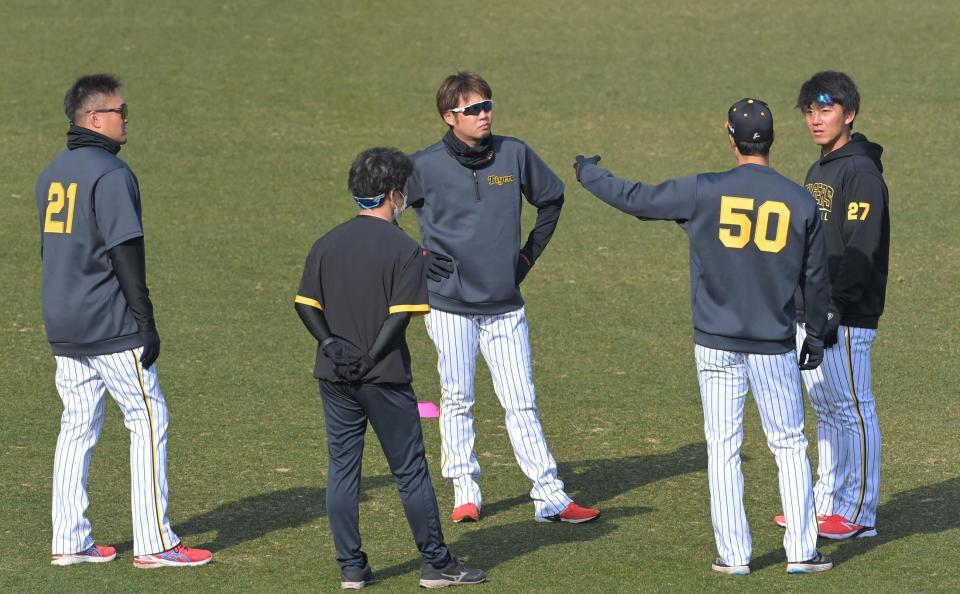 　練習中、話し合う（左から）秋山、（１人飛ばして）西勇、青柳、伊藤将（撮影・高部洋祐）