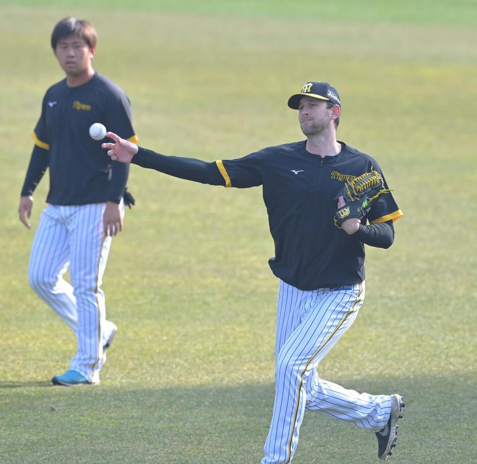 　試合前にキャッチボールするガンケル。左は桐敷（撮影・高部洋祐）