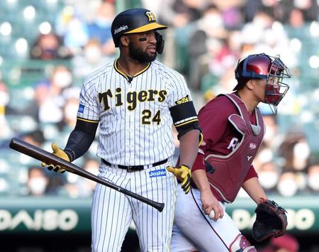 　９回、見逃し三振に倒れるロハス